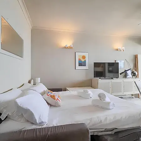 Cap D'antibes Et Terrasse Face A La *